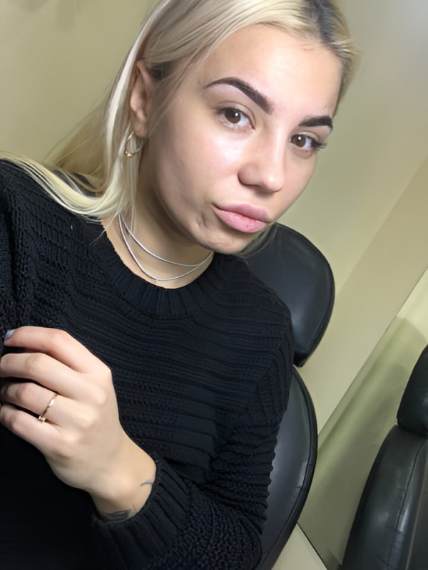 Арина привлекательная девушка из Горок ленинских цена от 3000 руб