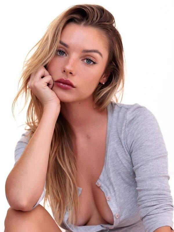 Оля привлекательная девушка из Горок ленинских цена от 6000 руб